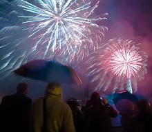 Можно ли запускать фейерверк в дождь